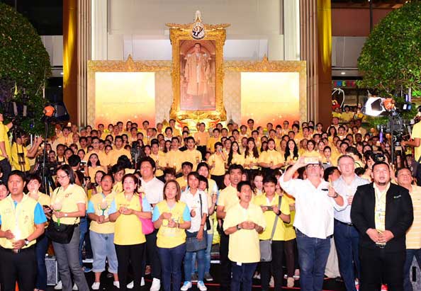 เครือซีพีร่วมจุดเทียนชัยถวายพระพรในวันพ่อแห่งชาติ 2558