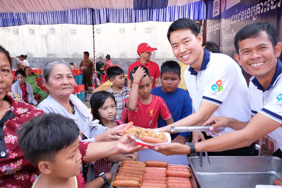 ซี.พี. กัมพูชา ร่วมกับ มูลนิธิธนินท์-เทวี เจียรวนนท์ และภาคเอกชน ช่วยเหลือชาวกัมพูชาประสบอัคคีภัย