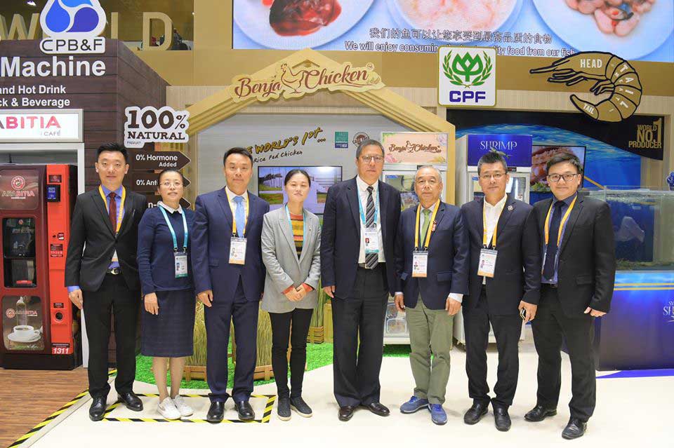 Leaders of Baoshan district in Shanghai experience premium food at CP-CPF booth in CIIE 2019.