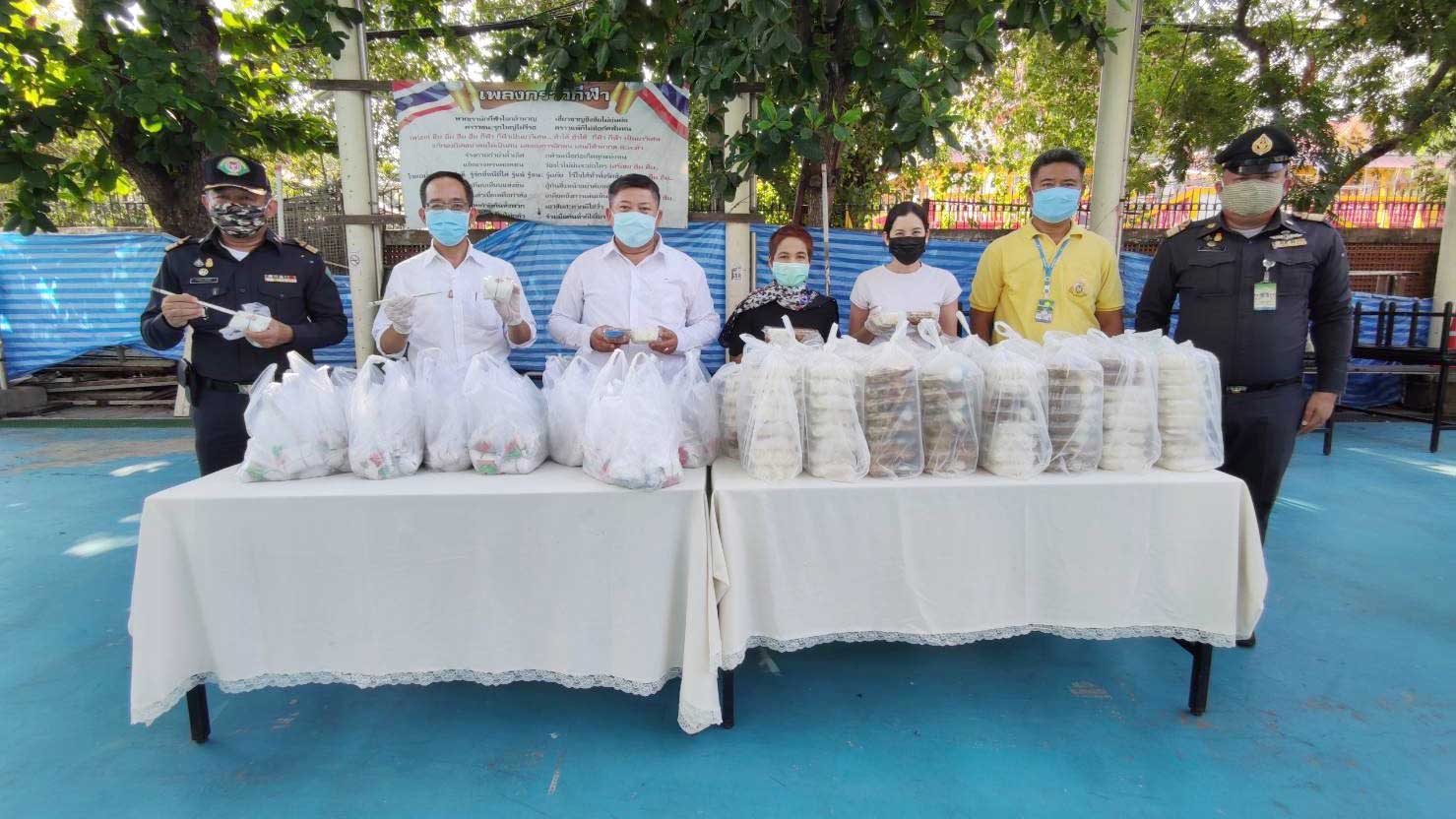 CPF hands out meals to Dusit’s residents CPF hands out meals to Dusit’s residents
