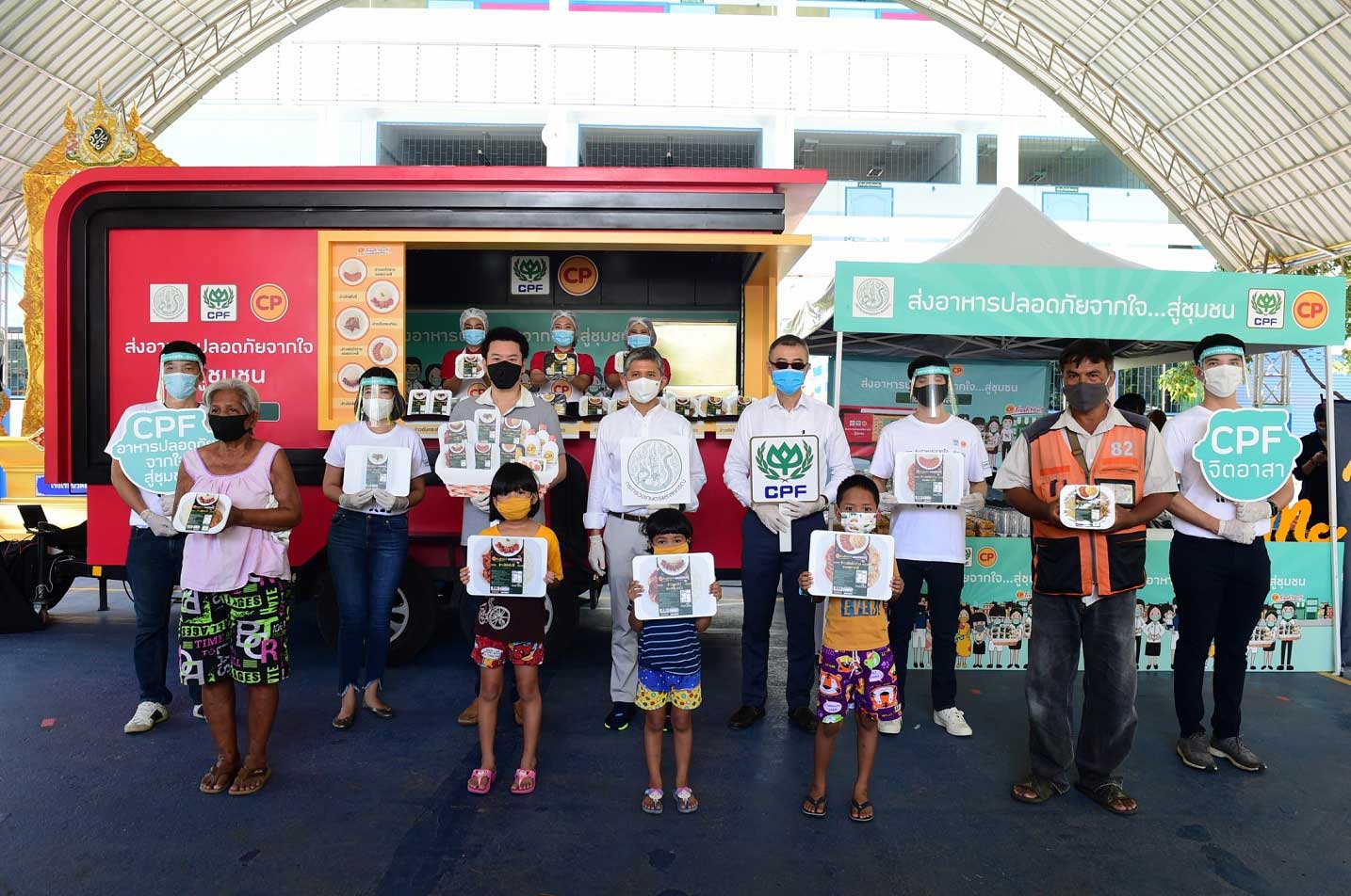 CPF Food truck delivers free meals to communities around Wat Samakee Suttawat School