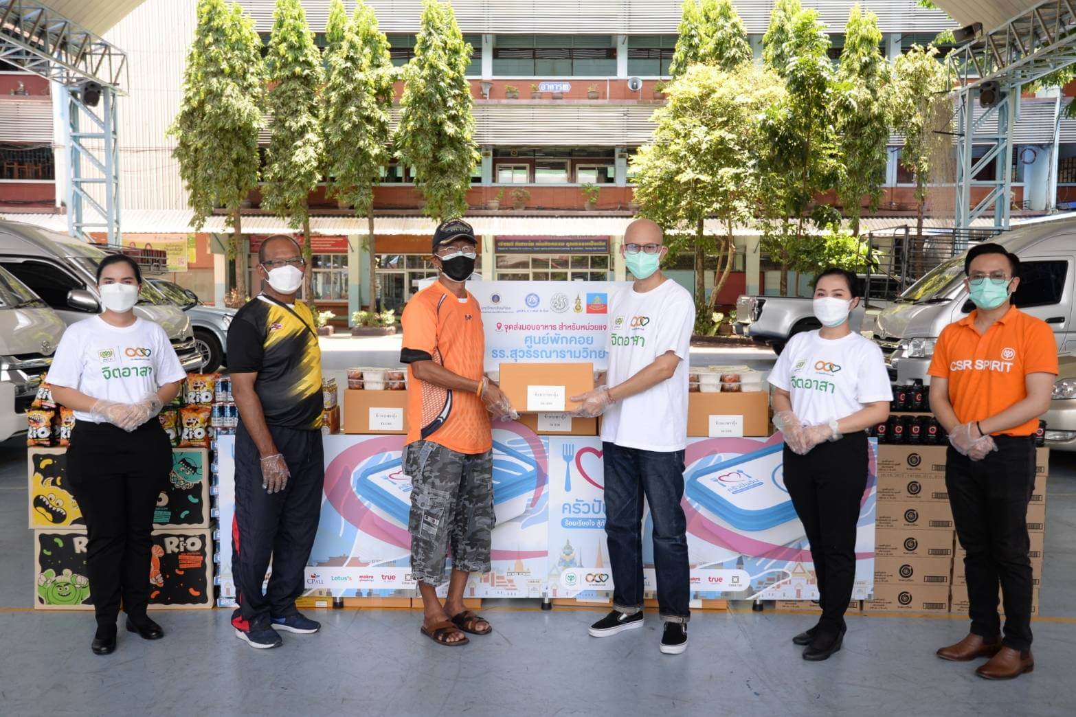 ก.เกษตรฯ มูลนิธิ ม.ร.ว.เสนีย์ ปราโมช รพ.ศิริราช กองทัพเรือ ร่วมกับ ซีพี-ซีพีเอฟ ดีเดย์แจกอาหารคุณภาพ ใน โครงการ "ครัวปันอิ่ม" สู่ชุมชน 40 จุดทั่วกรุงเทพฯ สู่โควิด ประเดิมชุมชนชาวบางกอกน้อย ก.เกษตรฯ มูลนิธิ ม.ร.ว.เสนีย์ ปราโมช รพ.ศิริราช กองทัพเรือ ร่วมกับ ซีพี-ซีพีเอฟ ดีเดย์แจกอาหารคุณภาพ ใน โครงการ "ครัวปันอิ่ม" สู่ชุมชน 40 จุดทั่วกรุงเทพฯ สู่โควิด ประเดิมชุมชนชาวบางกอกน้อย