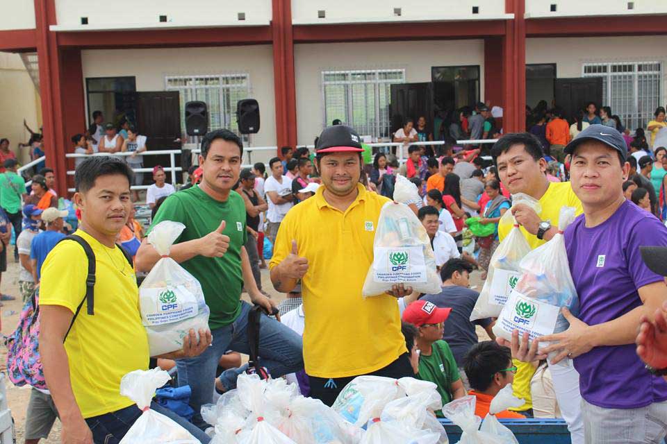 The Royal Thai Embassy and CP Foods aid fire victims in the Philippines
