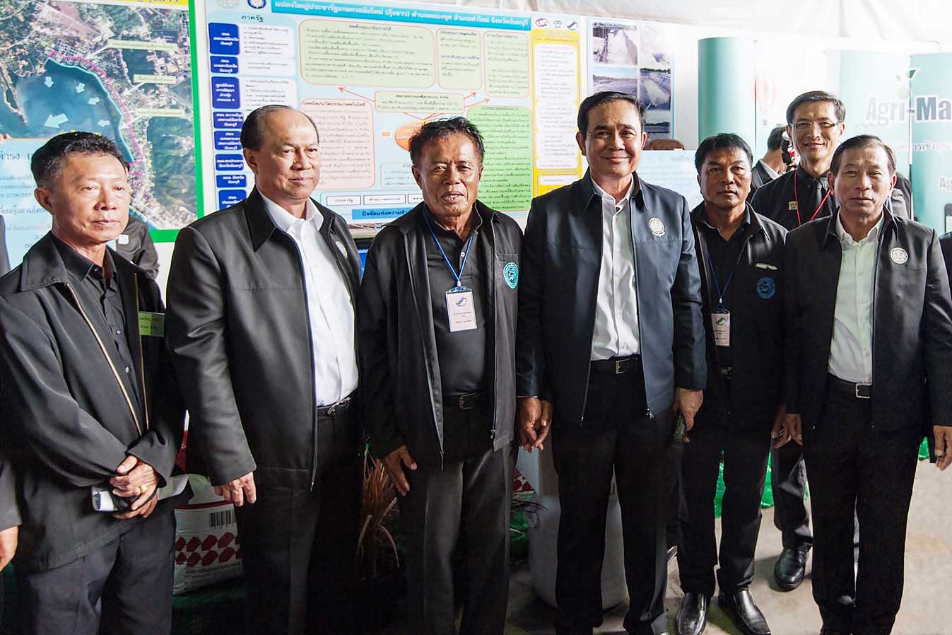 PM Prayut visited modern shrimp farm under Pracharath mega farm project